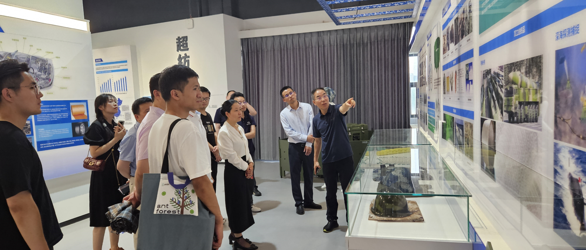 中南医院旅行尊龙凯时立异研究院相助高校武汉纺织大学，，，，，共探医纺连系立异之路